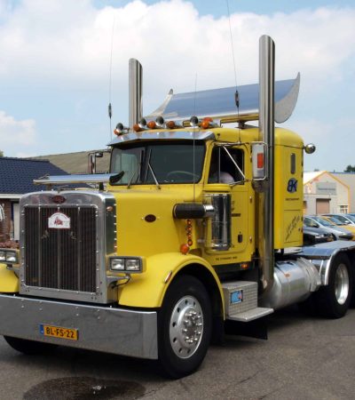 Peterbilt_359_Classic_(1977)_pic2